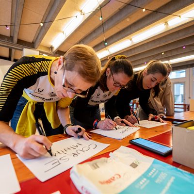 Bénévoles préparant les pancartes des courses