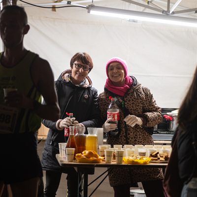 Bénévoles au stand de ravitaillement