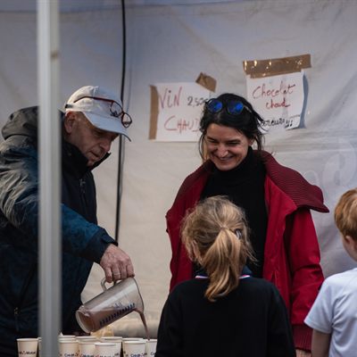 Distribution de vin chaud et de chocolat chaud