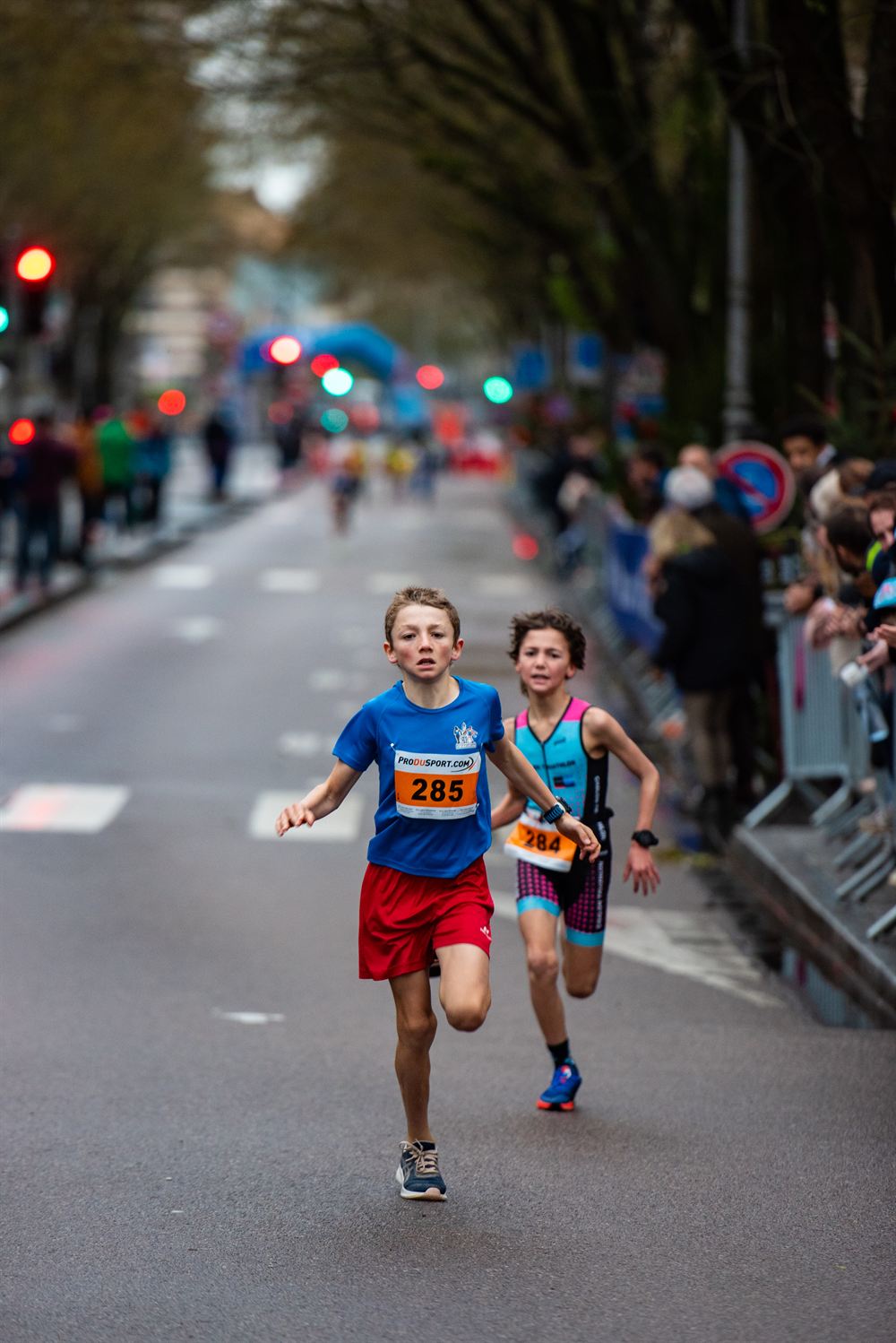 Deux jeunes coureurs au sprint final