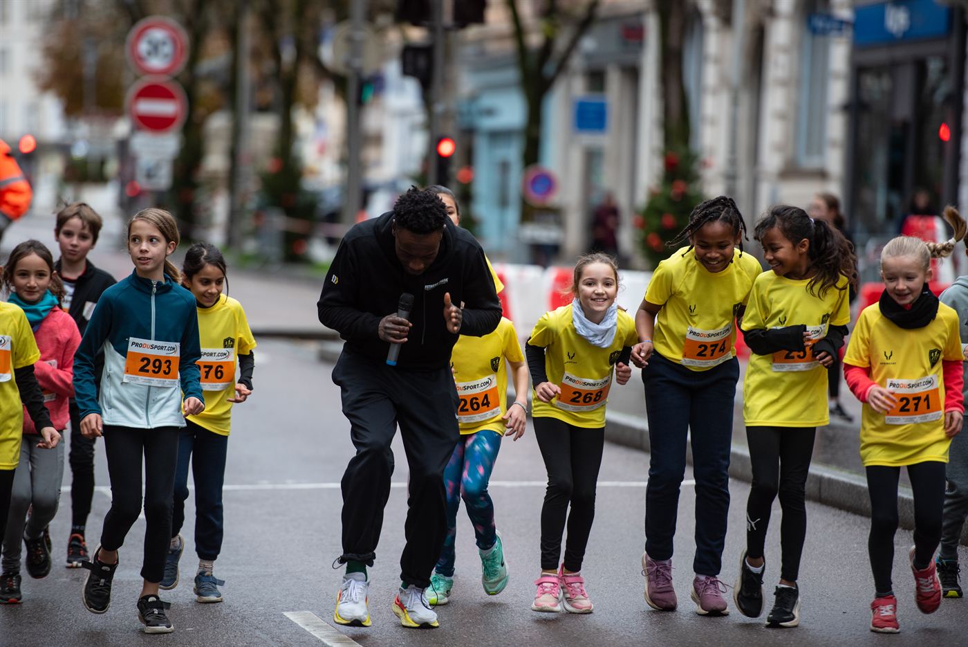 Enfants et animateur au micro au départ