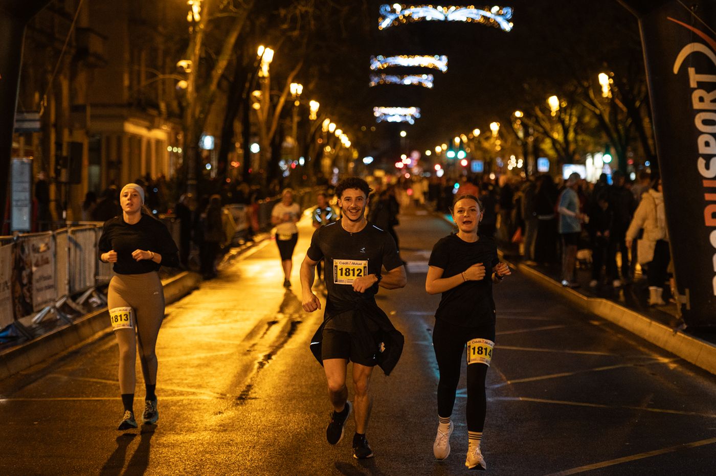 Coureurs de nuit sous les guirlandes lumineuses