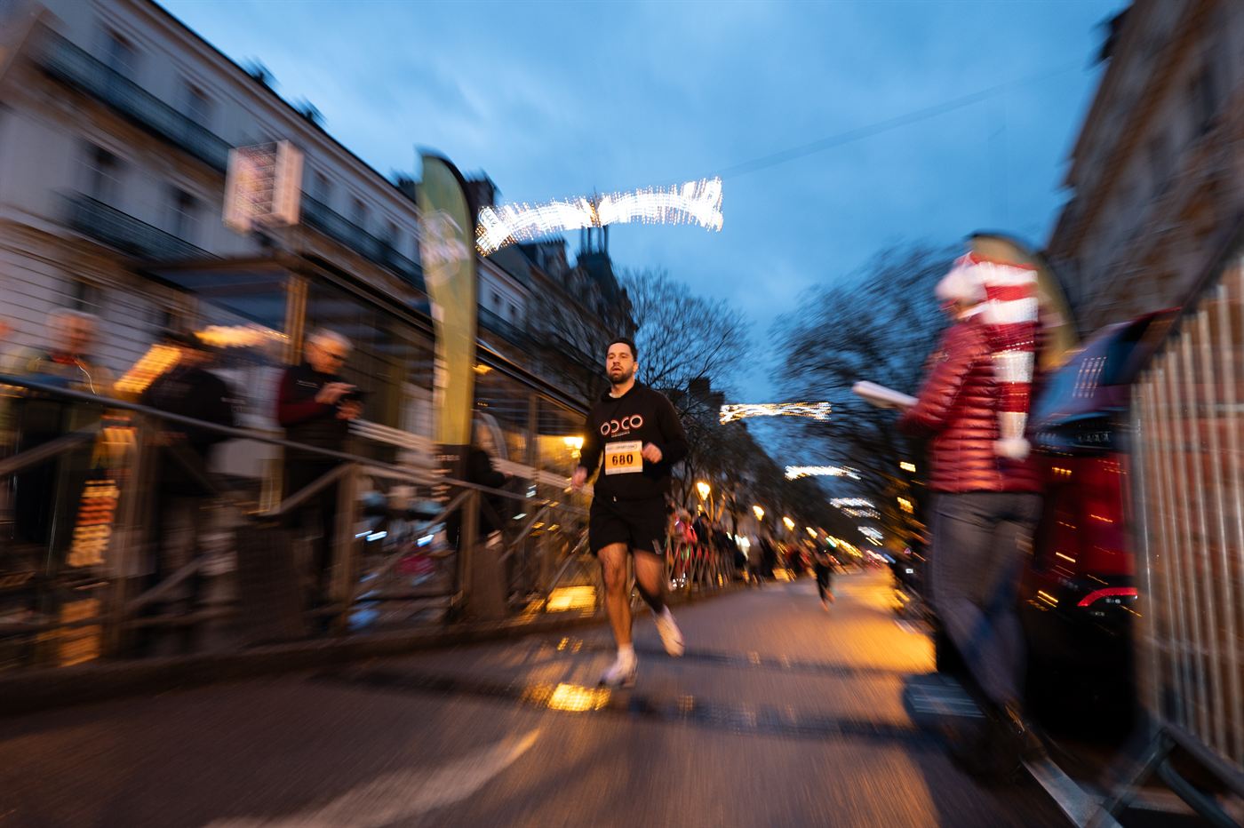 Coureur au crépuscule sous les illuminations