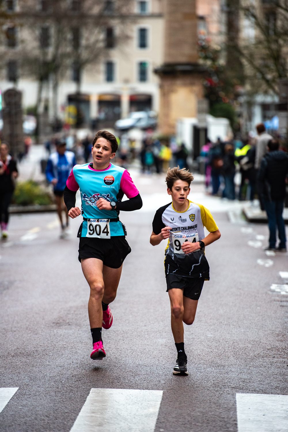 Deux jeunes coureurs, dont un athlète de l'ECA, dans les rues de Chalon