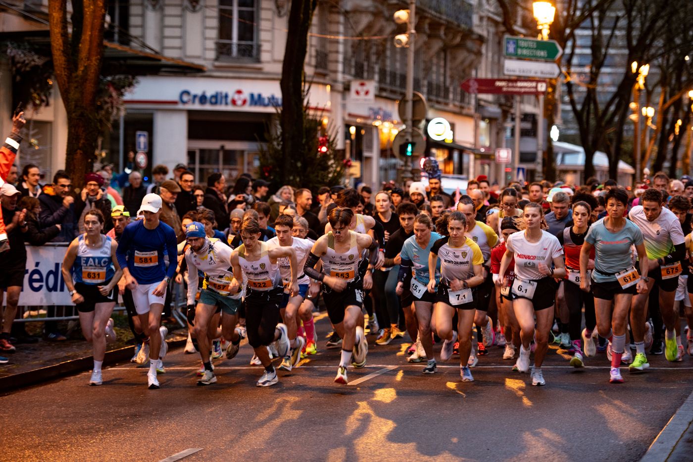 Coureurs sur le boulevard aux illuminations de Noël