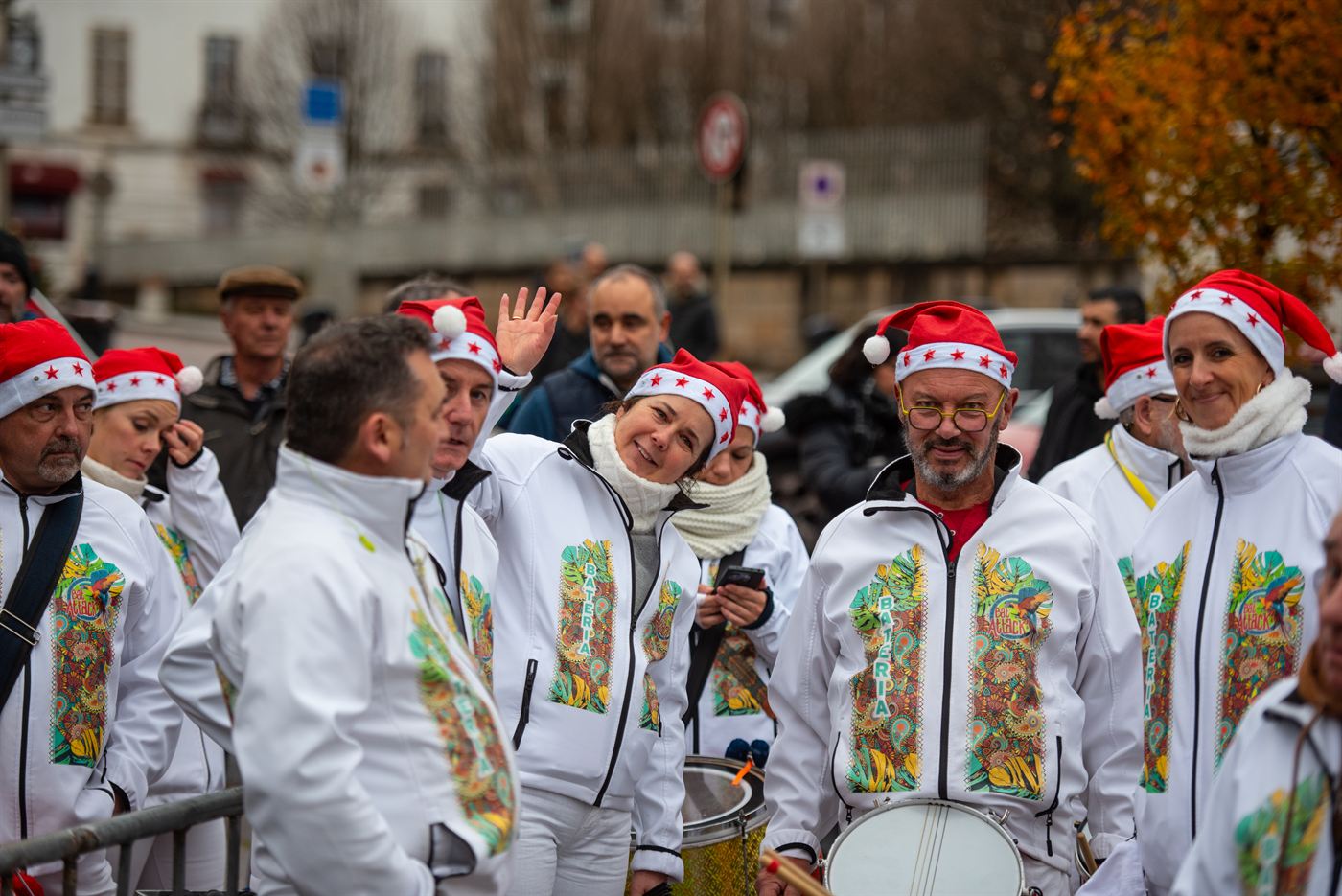 La fanfare en bonnets de Noël avant le départ