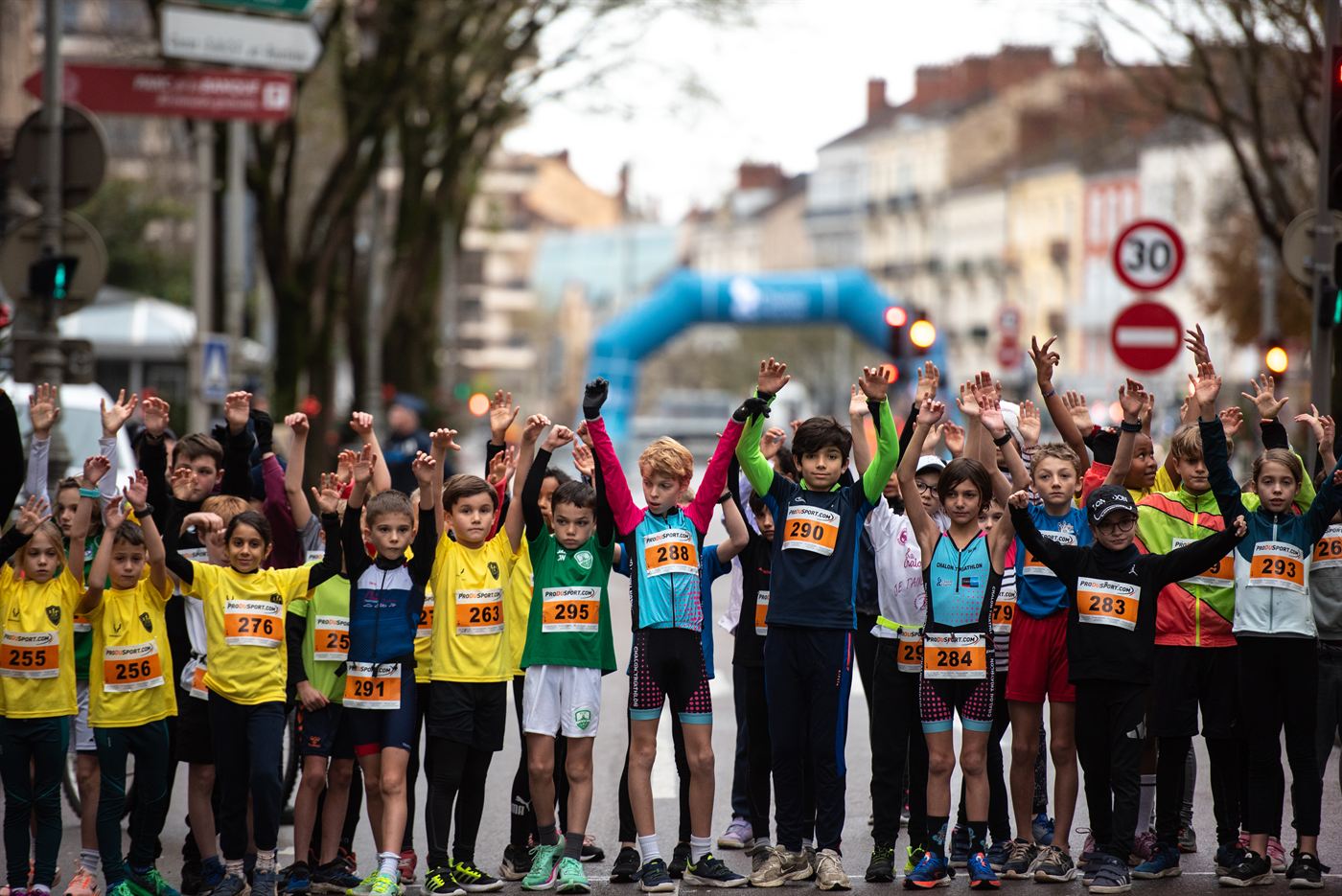 Départ des courses enfants, bras levés