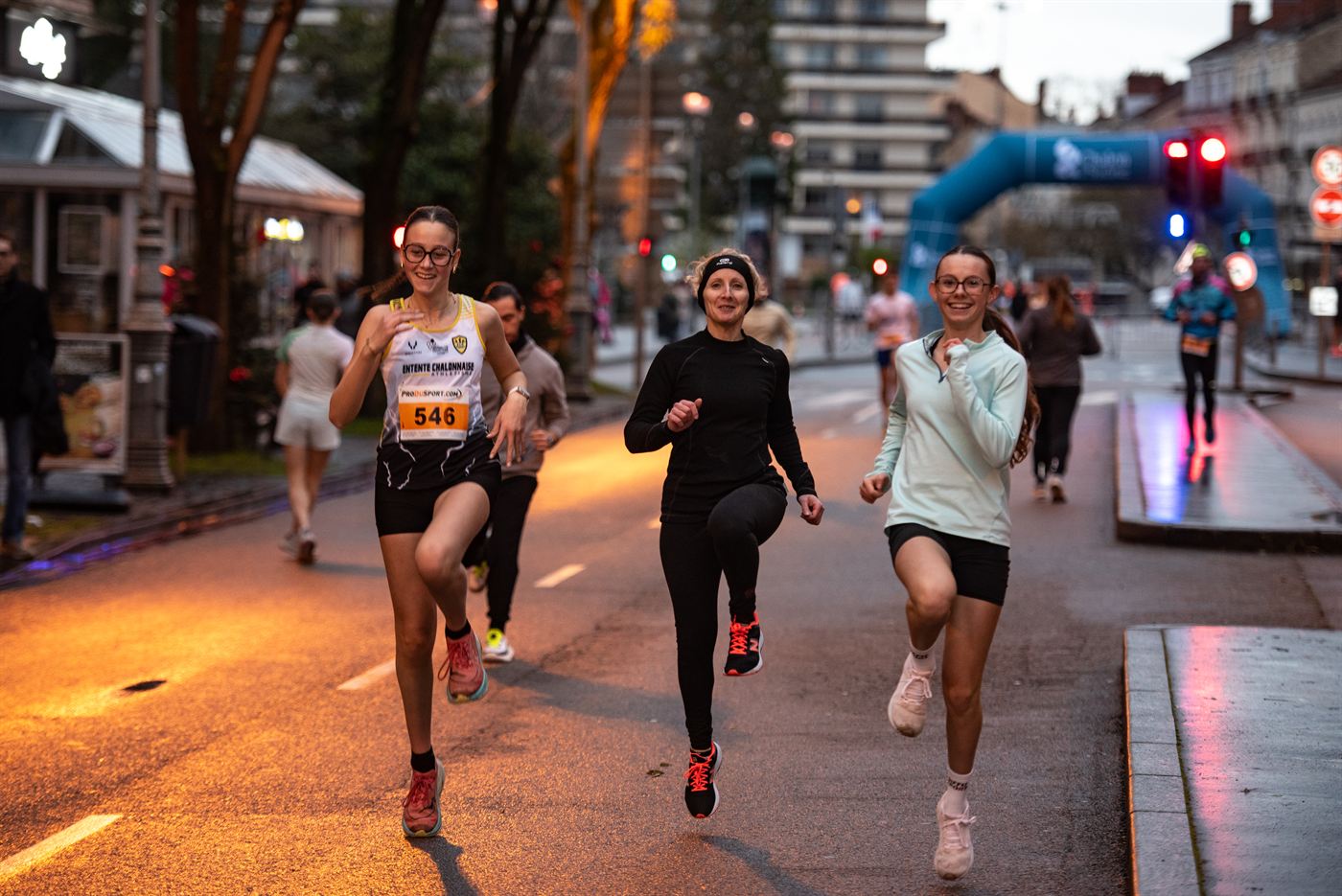 Coureuses souriantes à la tombée de la nuit